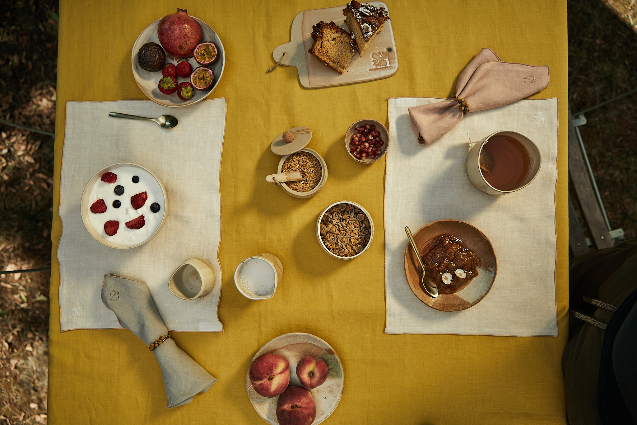 Table & petit déjeuner avec un assortiment de produit en lin lavé par Laurence Carroy