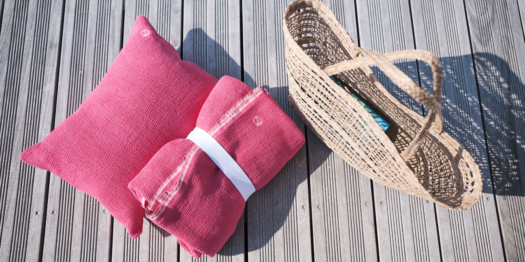 Serviette et coussins assortis de plage sur un ponton
