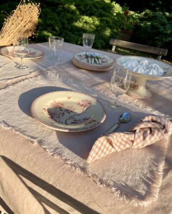 set-de-table-en-lin-frangé-rosé