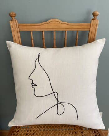 Laurence-Carroy-coussin-en-lin-brodé-silhouette