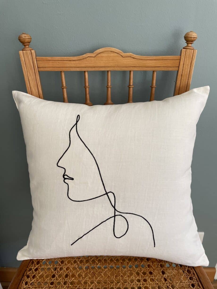 Laurence-Carroy-coussin-en-lin-brodé-silhouette