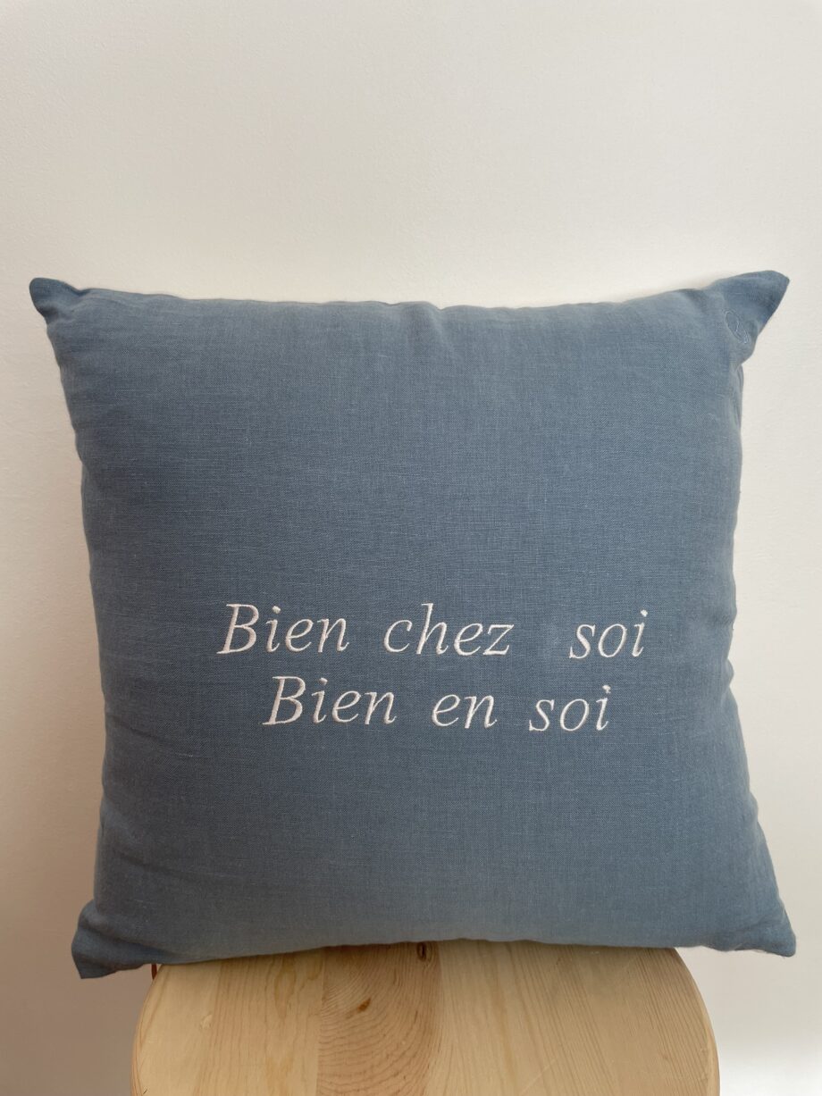 Laurence-Carroy-coussin-en-lin-carré-message-brodé