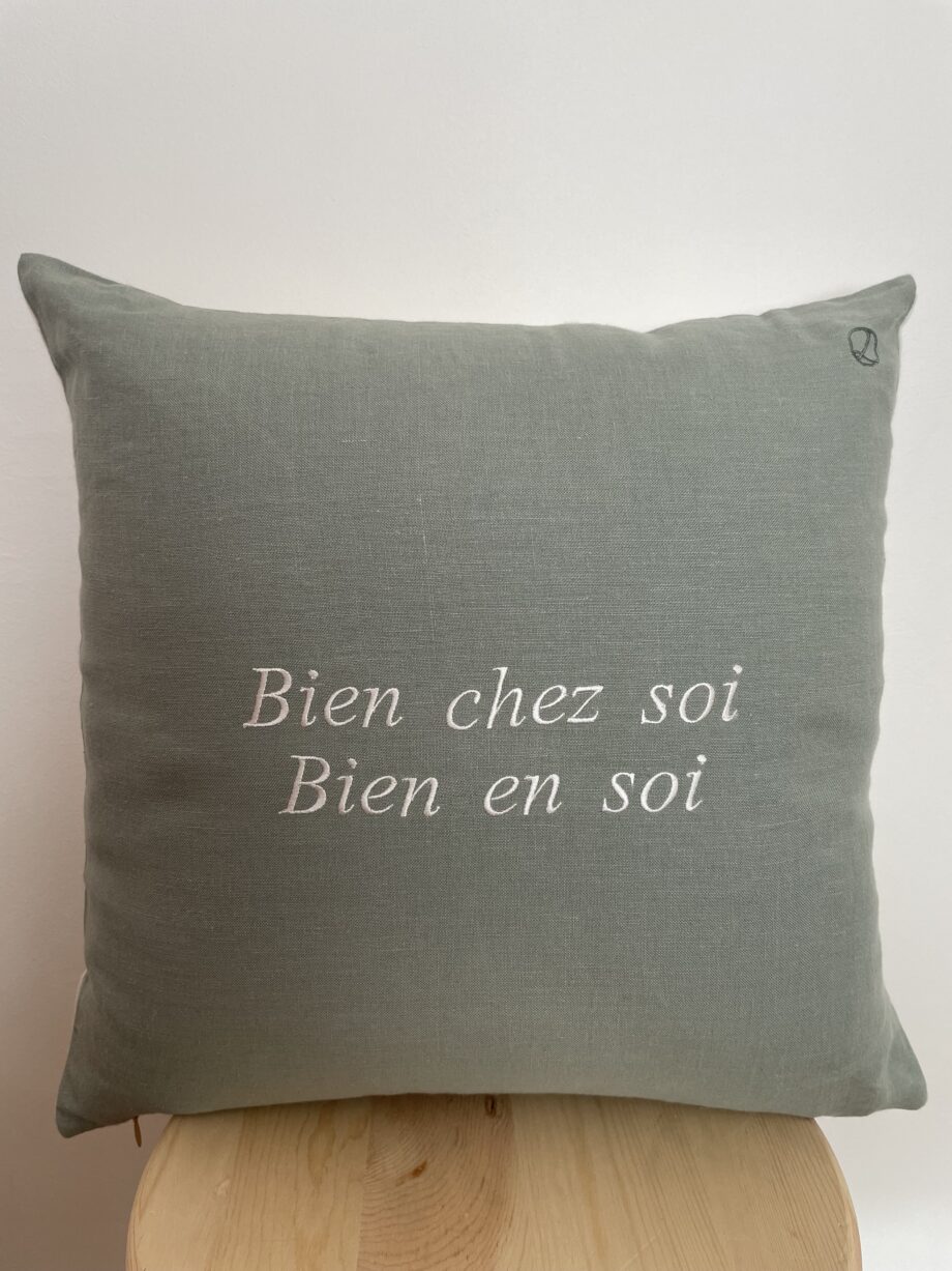 Laurence-Carroy-coussin-en-lin-carré-message-brodé