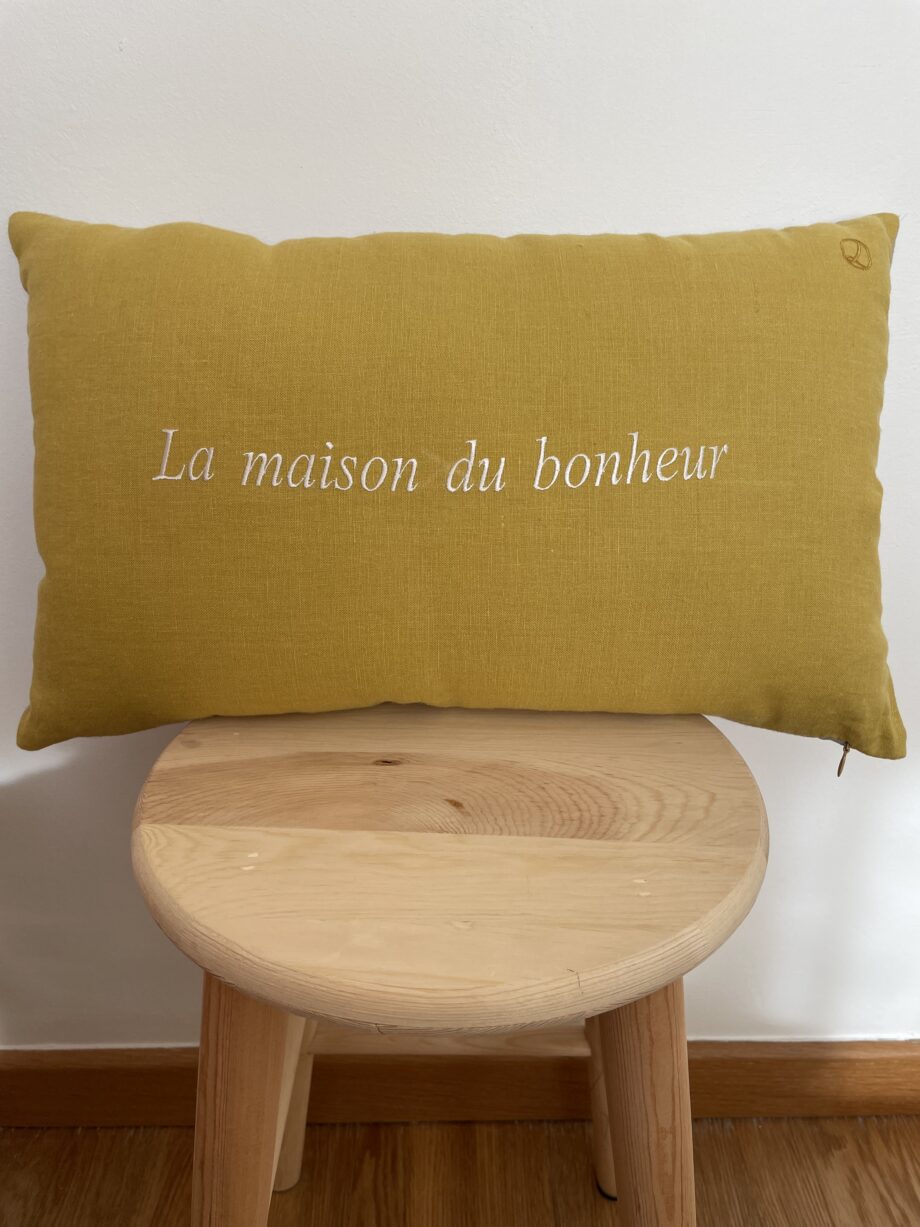 Laurence-Carroy-coussin-en-lin-rectangle-message-brodé