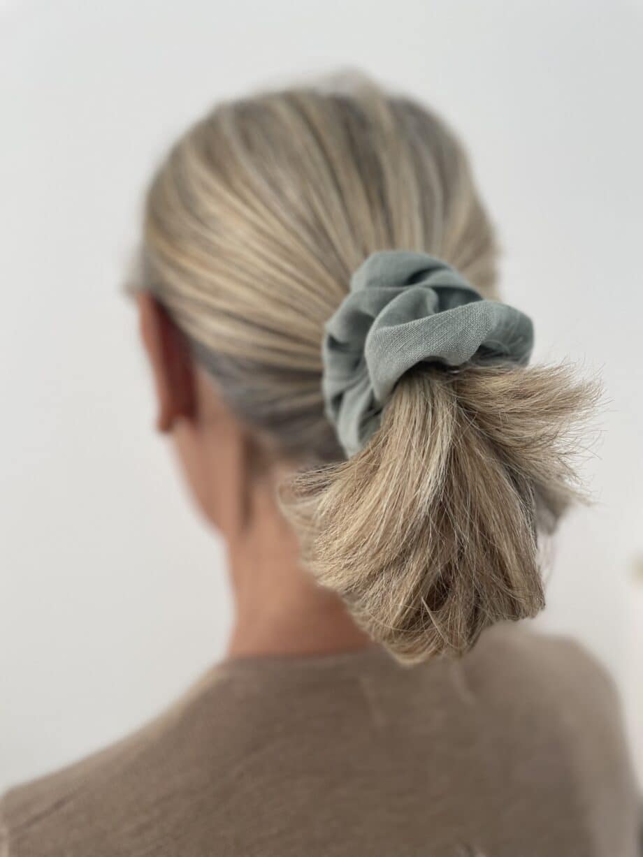 Laurence-carroy-chouchou-en-lin-lavé-vert-de-gris
