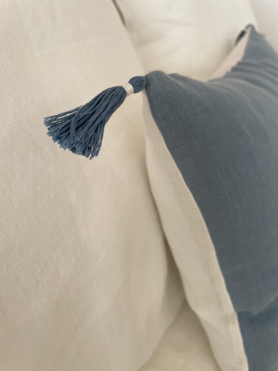 Laurence-Carroy-coussins-en-lin-50x30-bleu-et-ivoire-à-pompons