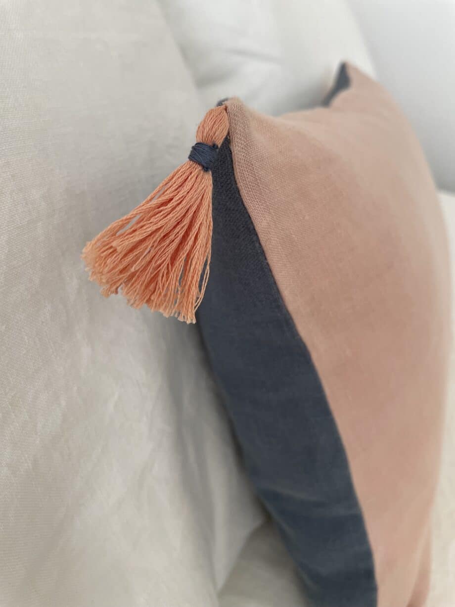 Laurence-Carroy-coussins-en-lin-50x30-rose-et-bleu-à-pompons