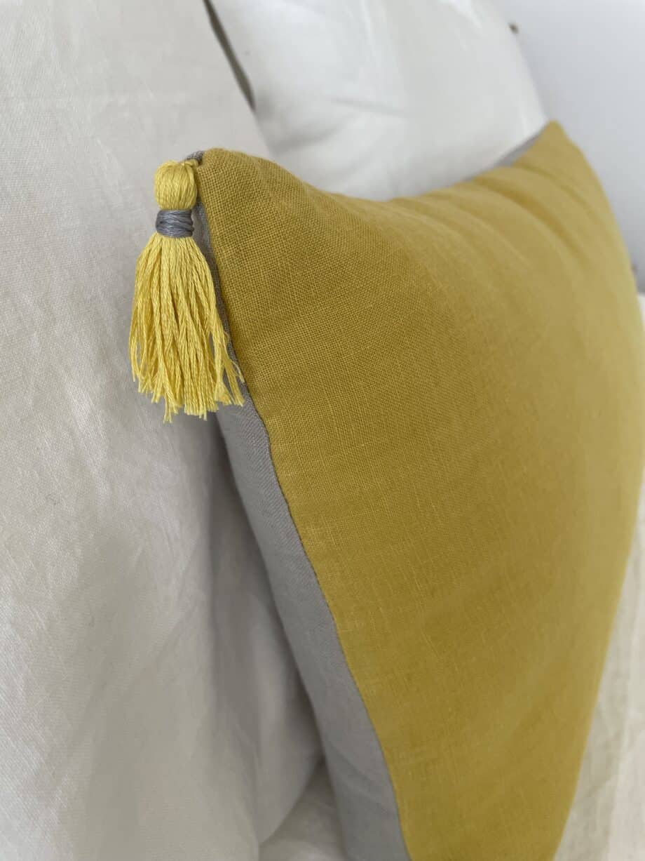 Laurence-Carroy-coussins-en-lin-50x30-jaune-et-gris-à-pompons