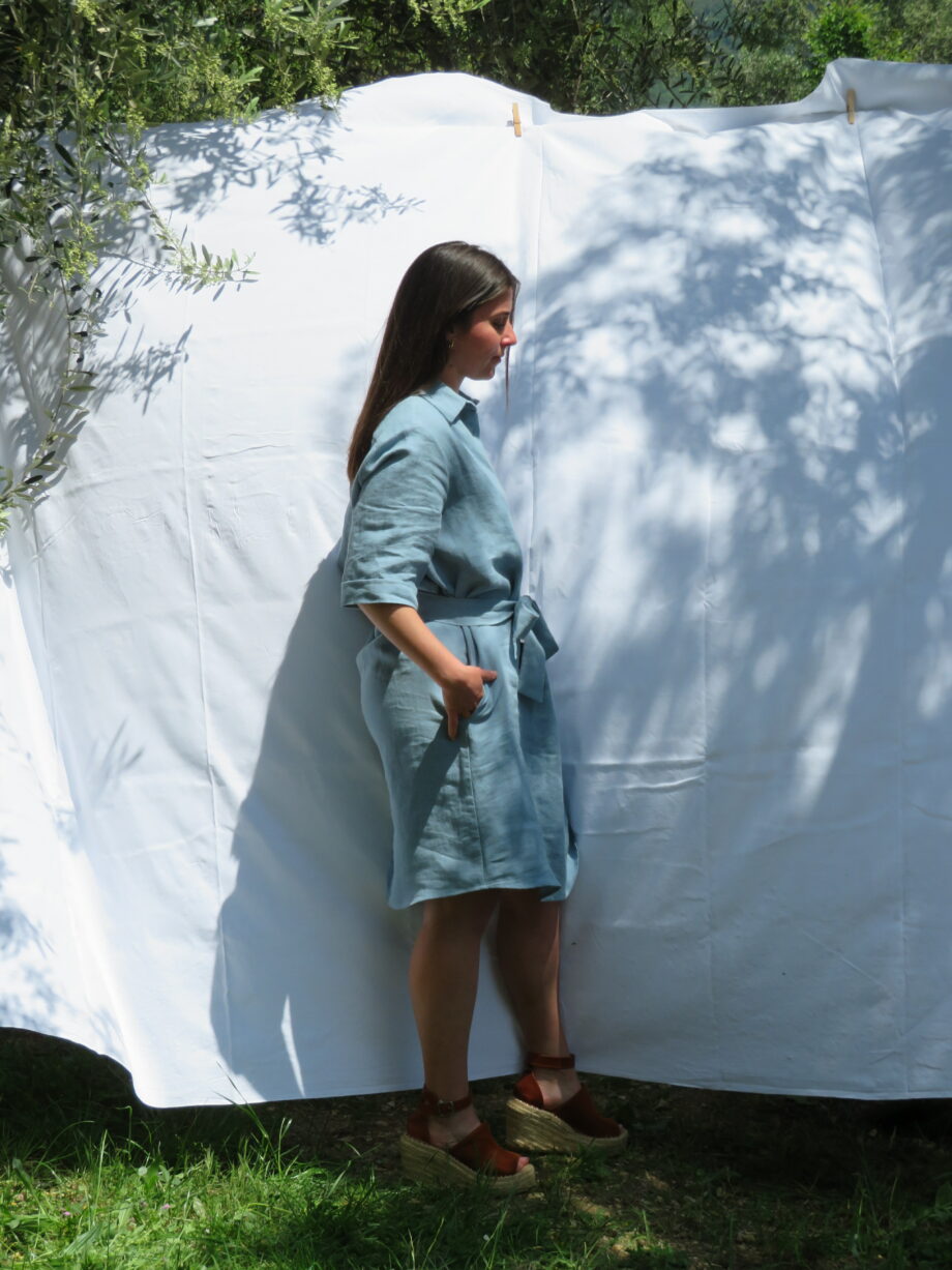 Laurence-Carroy-robe-en-lin-bleu-longueur-medium-manches-3/4