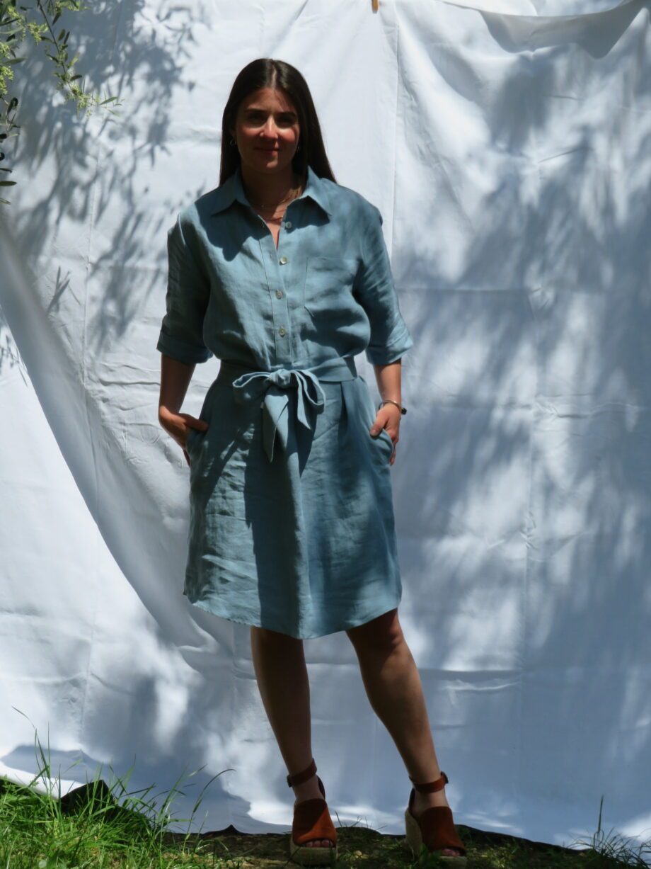 Laurence-Carroy-robe-en-lin-bleu-longueur-medium-manches-3/4