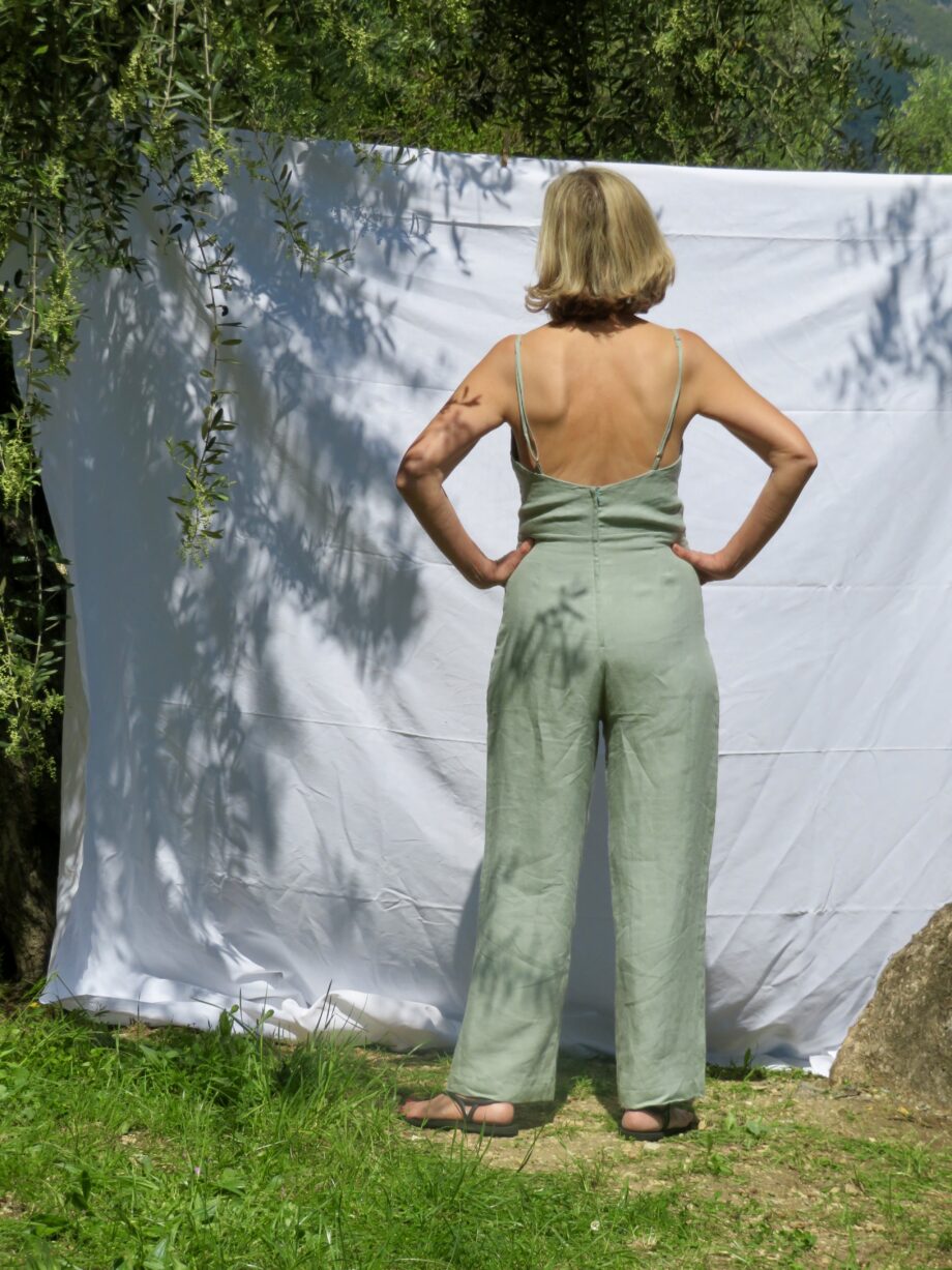 Laurence-Carroy-combinaison-pantalon-en-lin-vert-amande