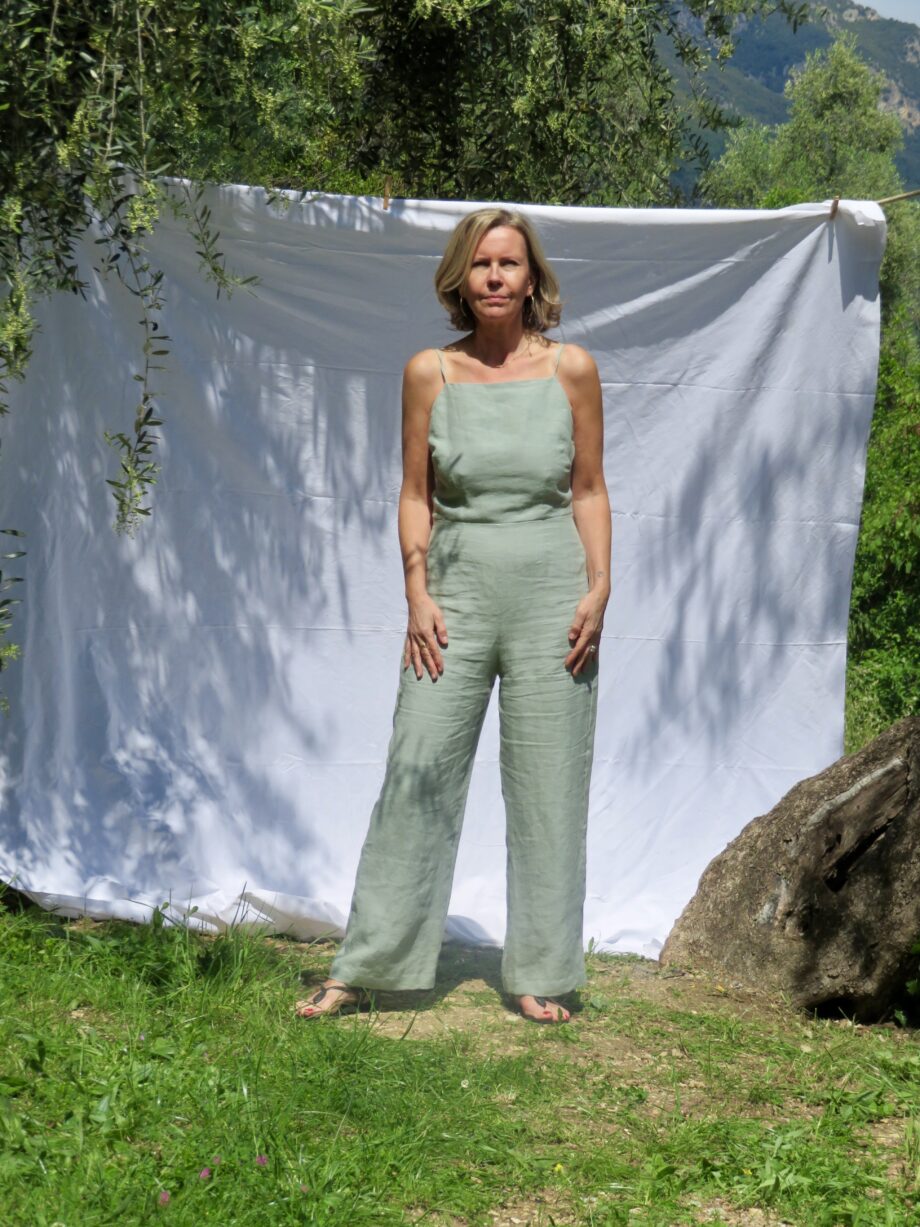 Laurence-Carroy-combinaison-pantalon-en-lin-vert-amande