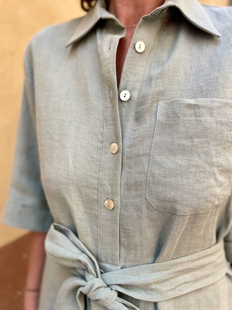 Laurence-carroy-robe-chemisier-en-lin-manche-trois-quart-vert-amande