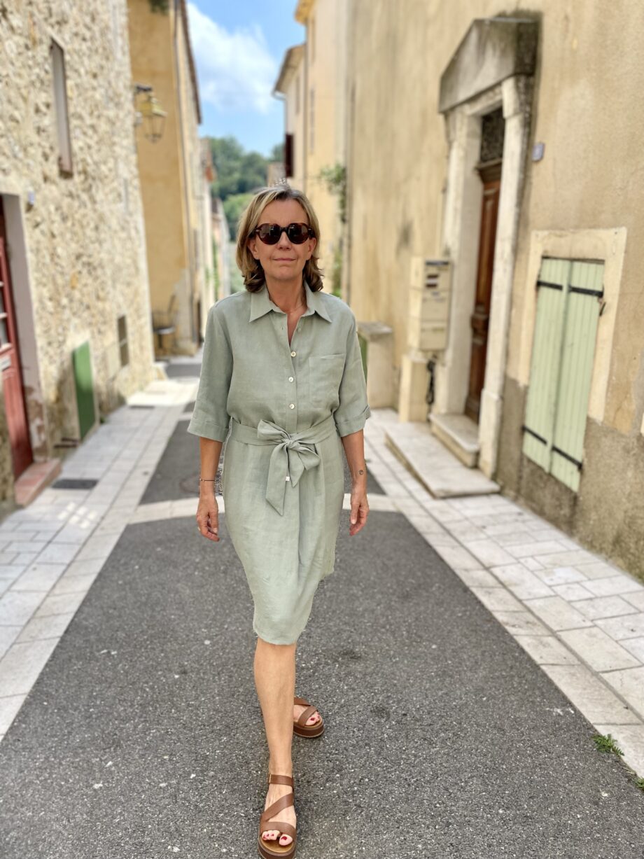 Laurence-carroy-robe-chemisier-en-lin-manche-trois-quart-vert-amande