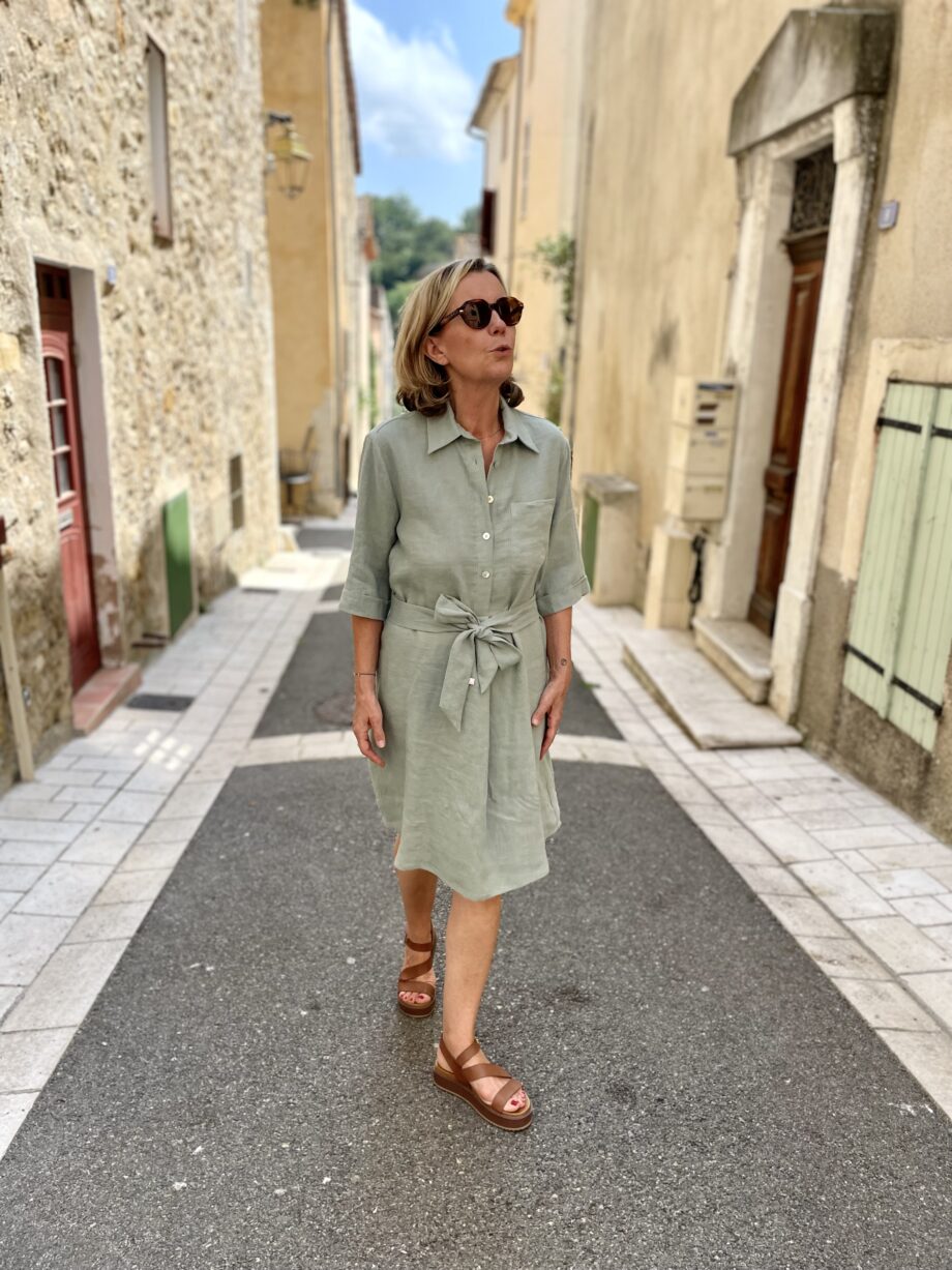Laurence-carroy-robe-chemisier-en-lin-manche-trois-quart-vert-amande