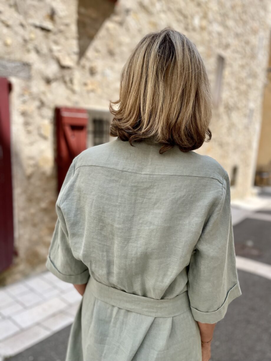 Laurence-carroy-robe-chemisier-en-lin-manche-trois-quart-vert-amande