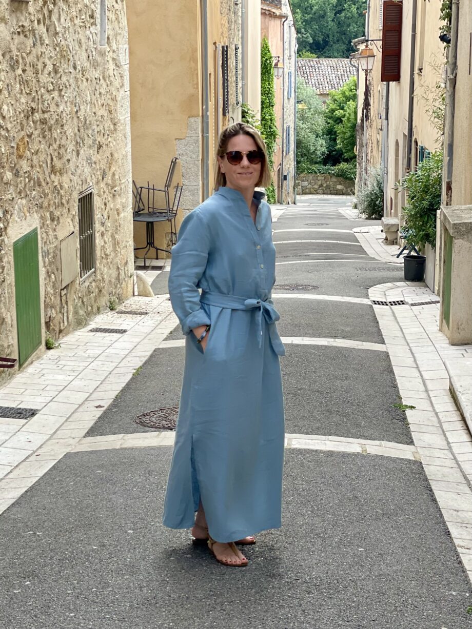 Laurence-carroy-robe-longue-en-lin-manches-longues-col-mao-bleu-clair