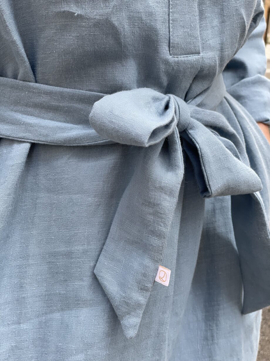 Laurence-carroy-robe-longue-en-lin-manches-longues-col-mao-bleu-clair