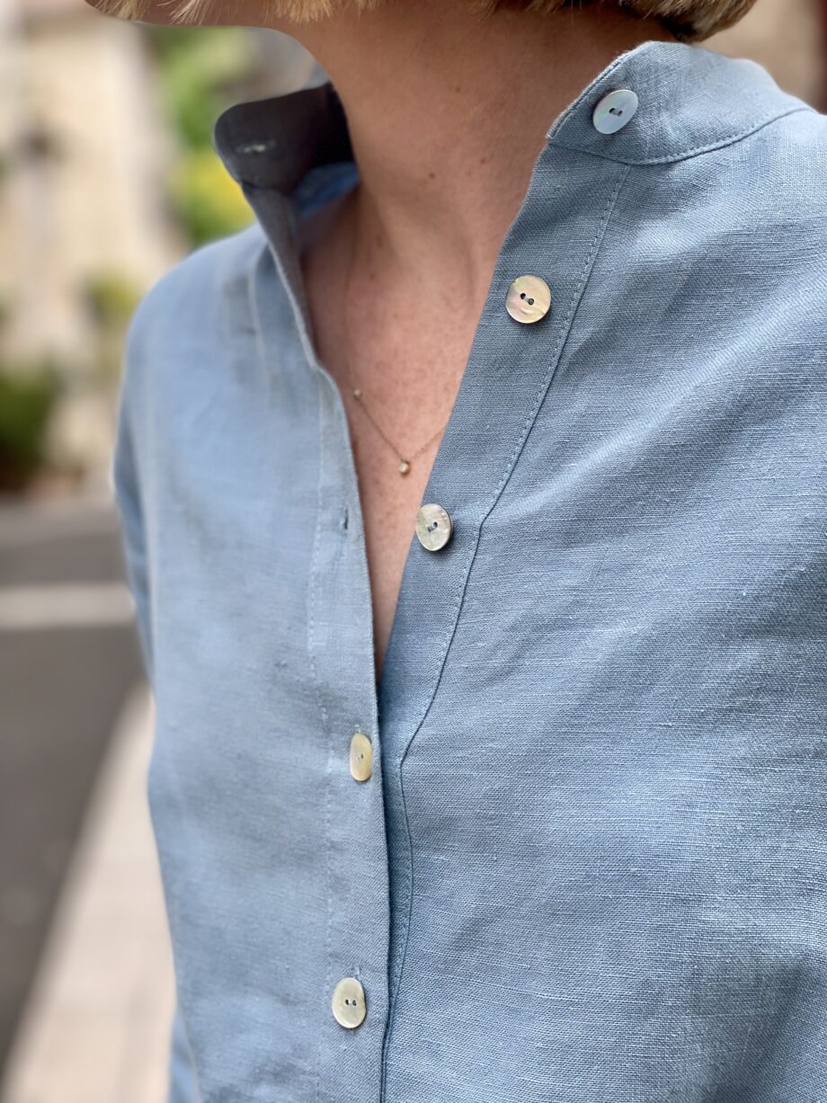 Laurence-carroy-robe-longue-en-lin-manches-longues-col-mao-bleu-clair