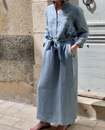Laurence-carroy-robe-longue-en-lin-manches-longues-col-mao-bleu-clair