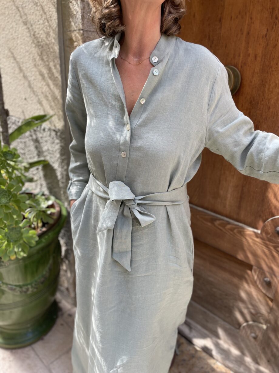 Laurence-carroy-robe-longue-en-lin-manches-longues-col-mao-vert-amande