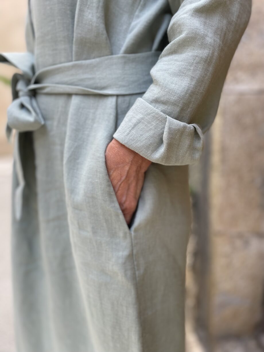 Laurence-carroy-robe-longue-en-lin-manches-longues-col-mao-vert-amande