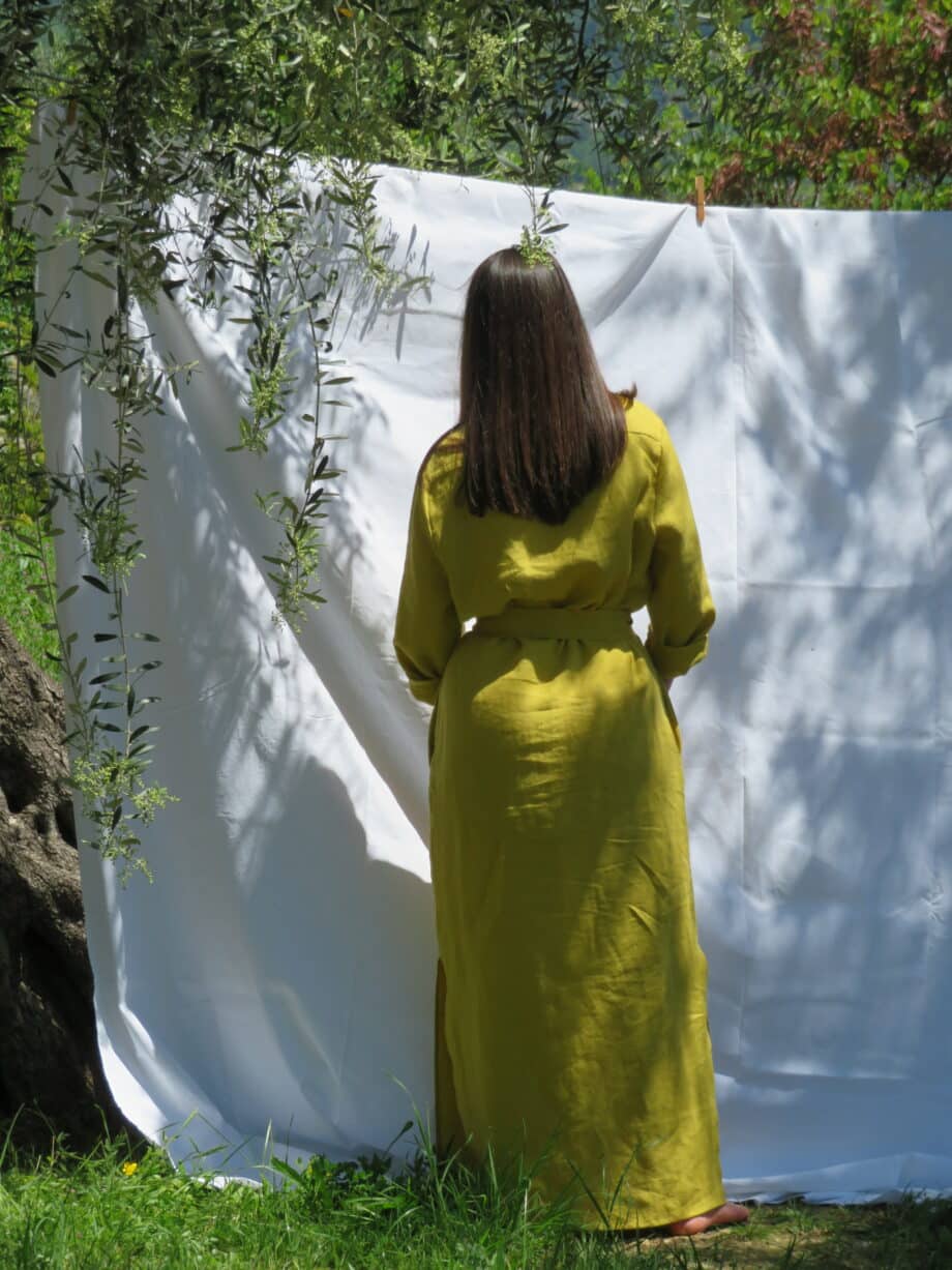 Laurence-Carroy-robe-en-lin-jaune-longue-col-mao-fentes-cotés