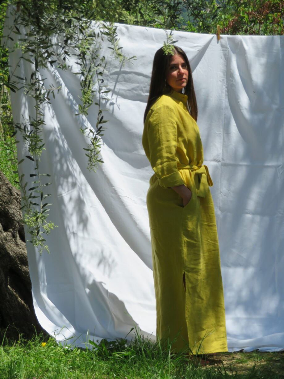 Laurence-Carroy-robe-en-lin-jaune-longue-col-mao-fentes-cotés