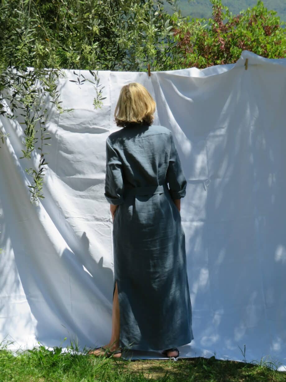 Laurence-Carroy-robe-en-lin-bleu-longue-col-mao-fentes-cotés