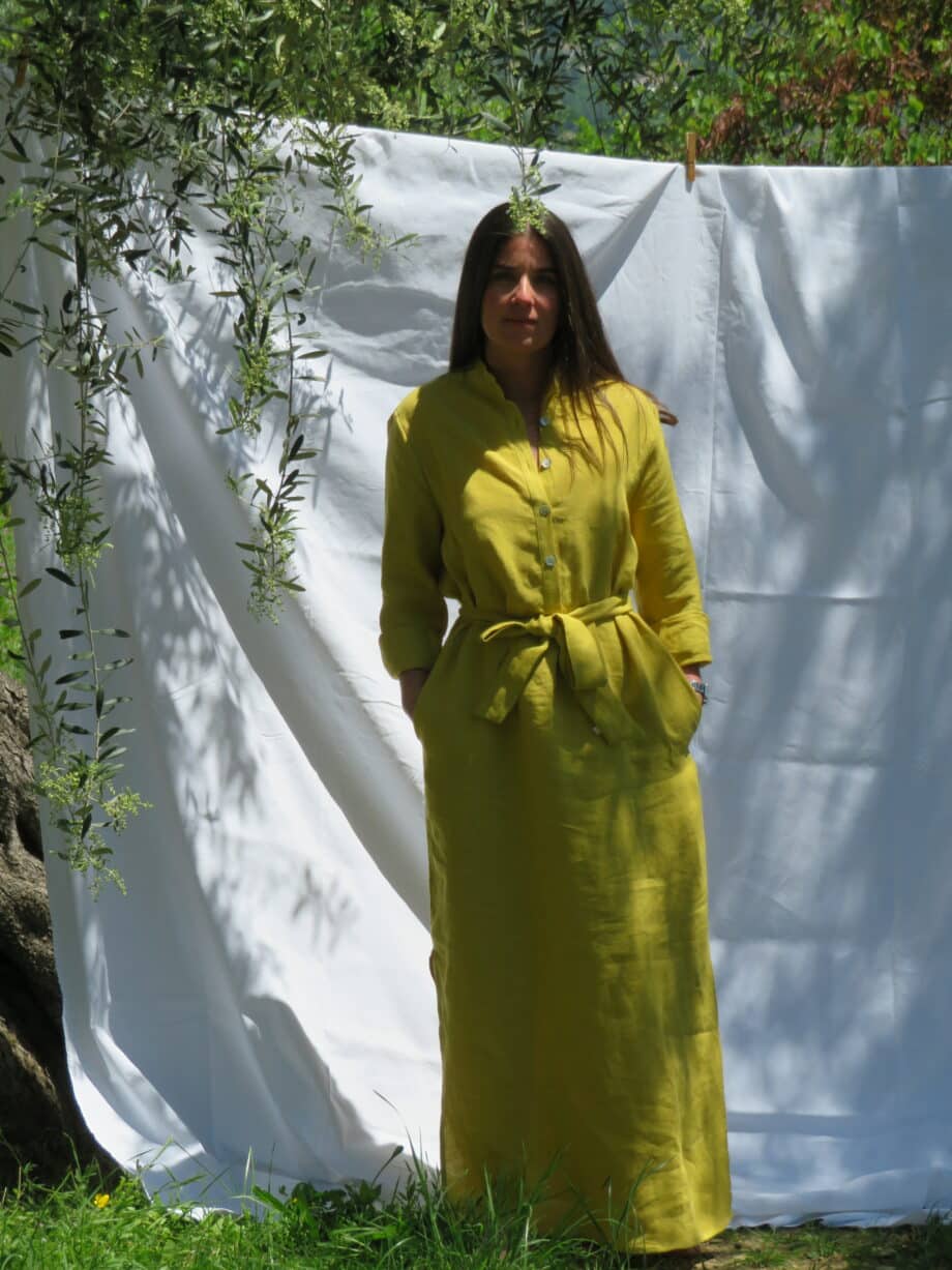 Laurence-Carroy-robe-en-lin-jaune-longue-col-mao-fentes-cotés