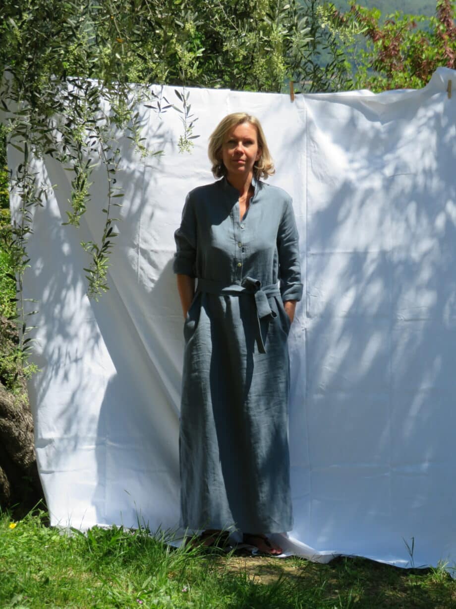 Laurence-Carroy-robe-en-lin-bleu-longue-col-mao-fentes-cotés
