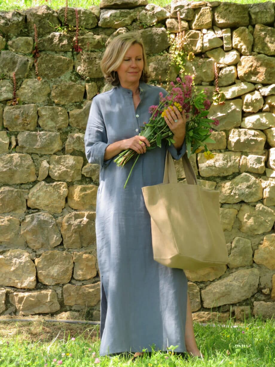 Laurence-Carroy-robe-en-lin-bleu-longue-col-mao-fentes-cotés