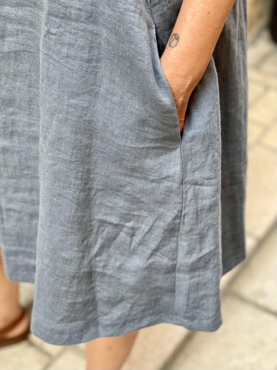 Laurence-carroy-robe-en-lin-sans-manche-bleu-nuit