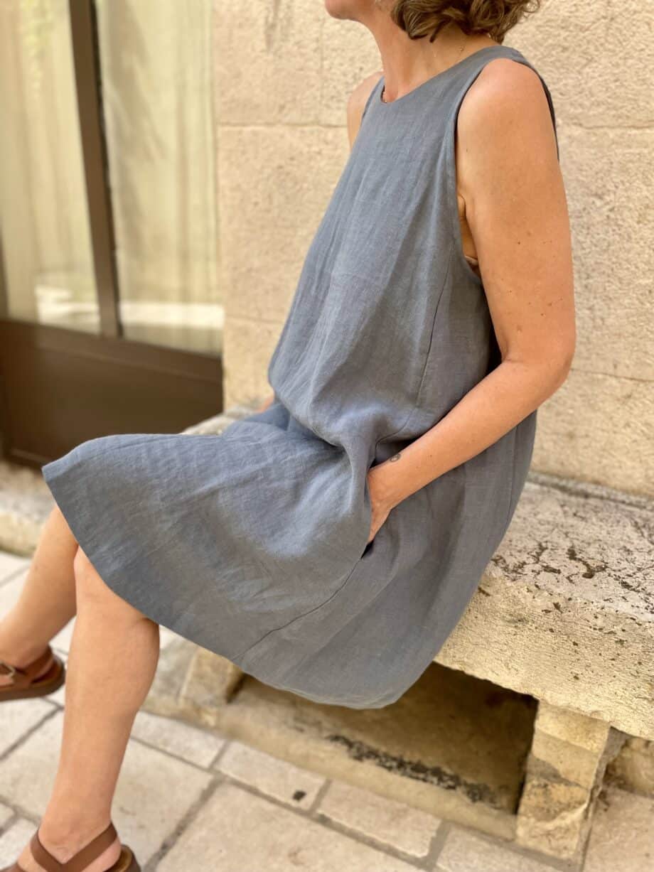 Laurence-carroy-robe-en-lin-sans-manche-bleu-nuit