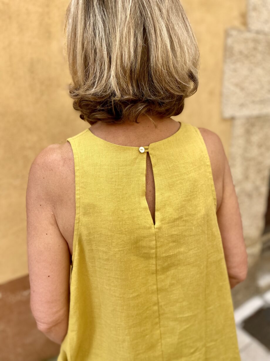 Laurence-carroy-robe-en-lin-sans-manche-jaune-safran
