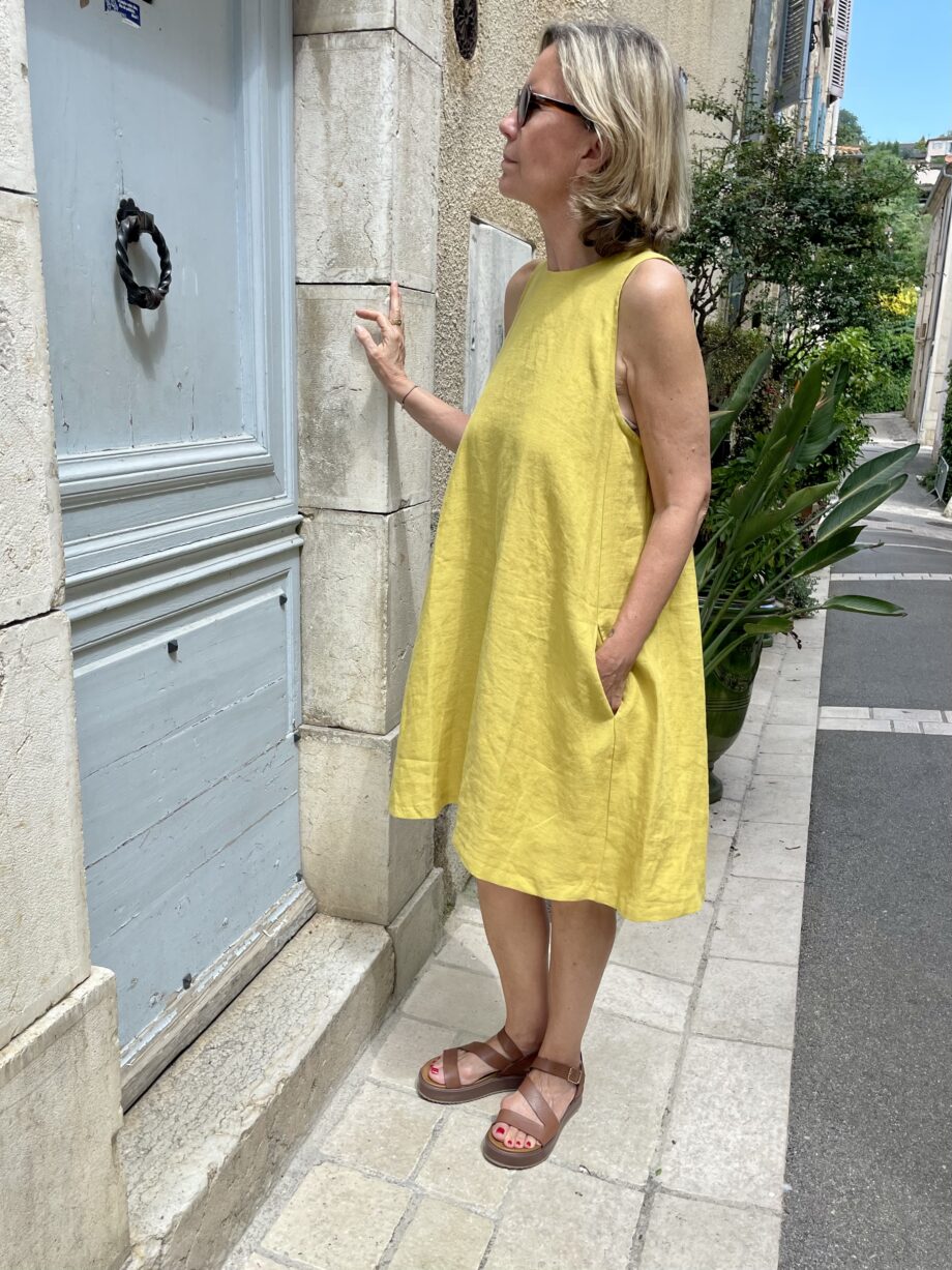 Laurence-carroy-robe-en-lin-sans-manche-jaune-safran